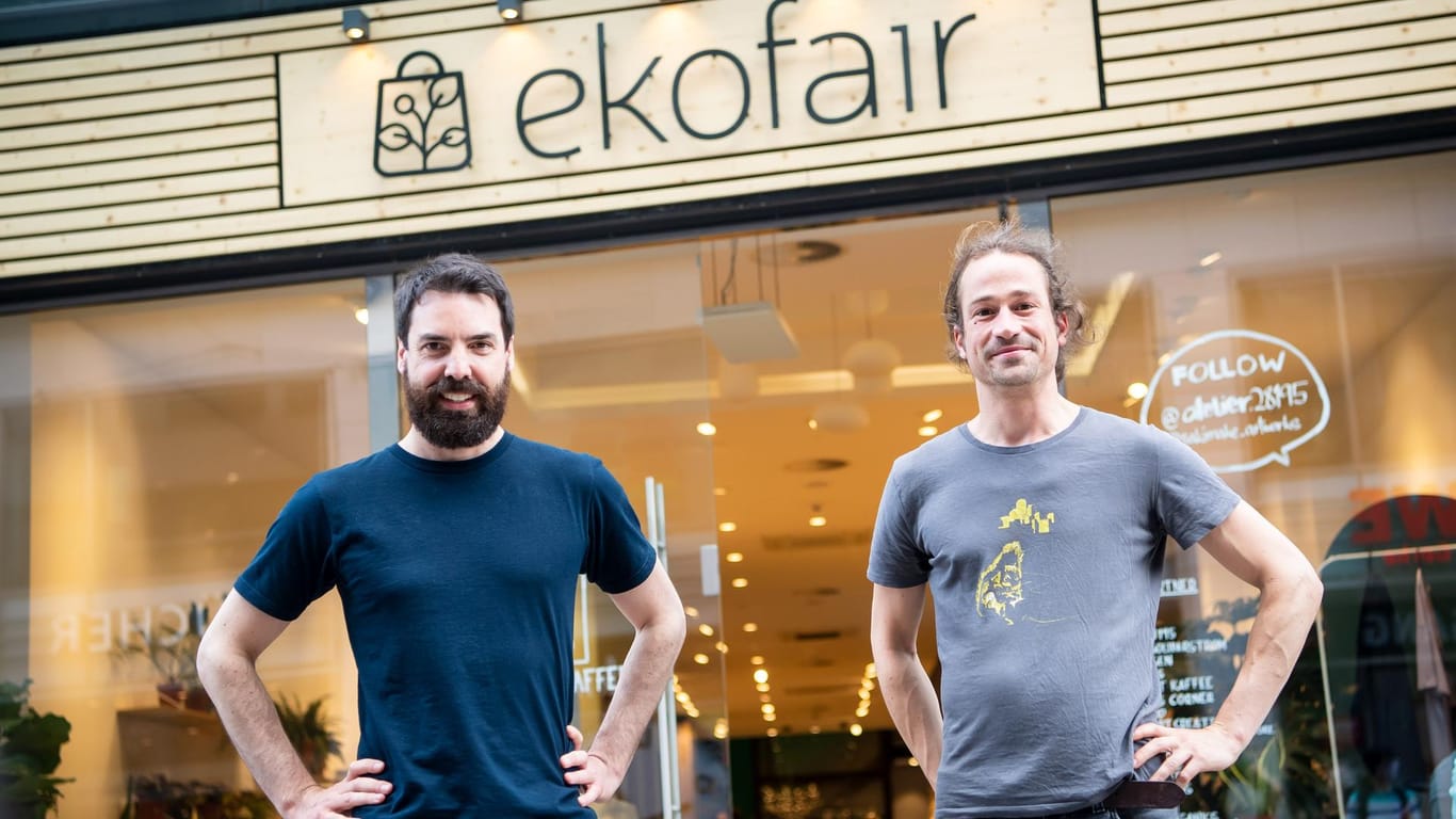 Urs Siedentop (l) und Felix Halder, Geschäftsführer und Gründer von "ekofair", stehen vor dem Kaufhaus. Bis Ende März 2022 müssen sie keine Miete zahlen.