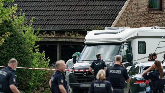 Polizisten untersuchen das Haus, in dem zwei Tote gefunden wurden Polizisten untersuchen das Haus, in dem zwei Tote gefunden wurden