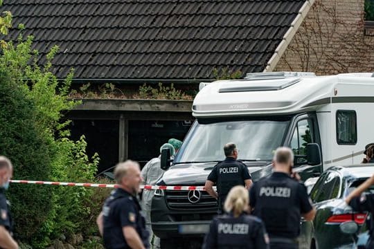 Polizisten untersuchen das Haus, in dem zwei Tote gefunden wurden