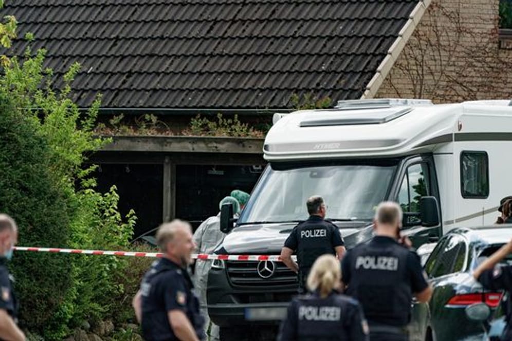 Polizisten untersuchen das Haus, in dem zwei Tote gefunden wurden