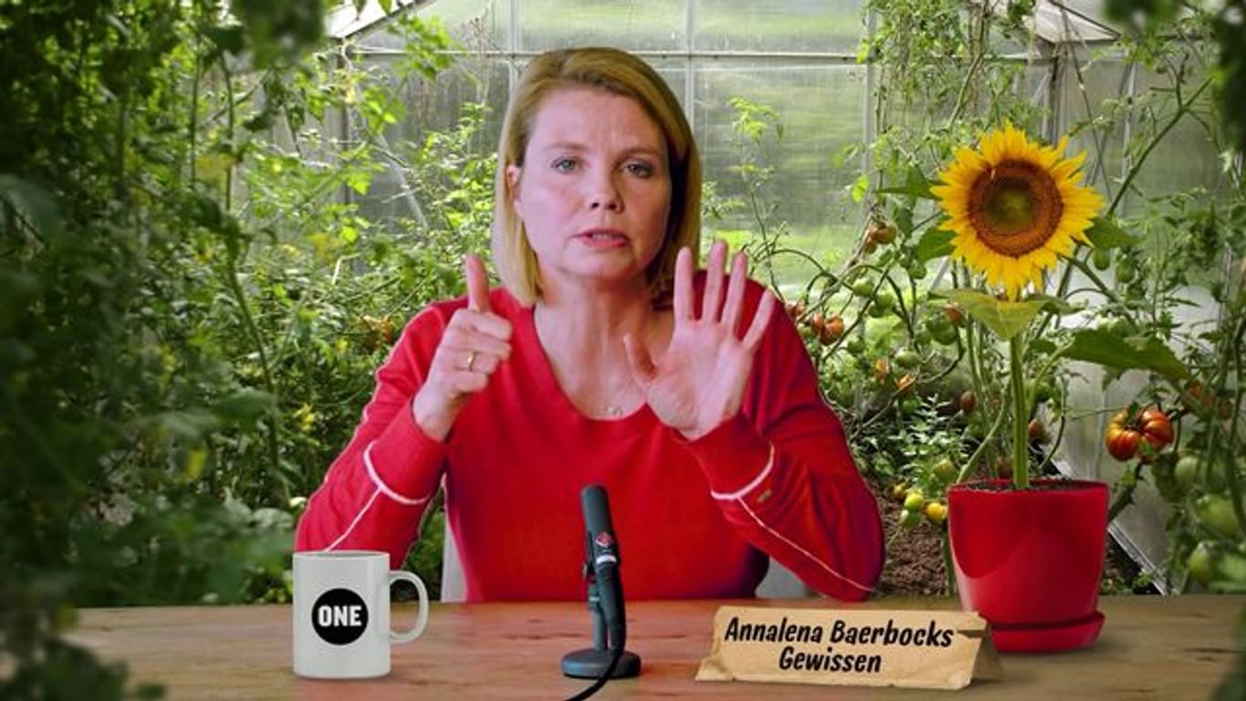 Das Standbild aus einem Kurzfilm der Reihe "Das Politikgewissen" zeigt Schauspielerin und Komikerin Annette Frier als das personifizierte Gewissen der grünen Kanzlerkandidatin A.