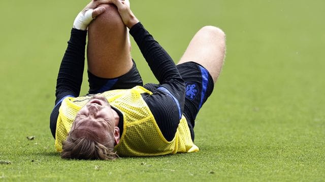 Der Niederländer Luuk de Jong verletzte sich im Training.