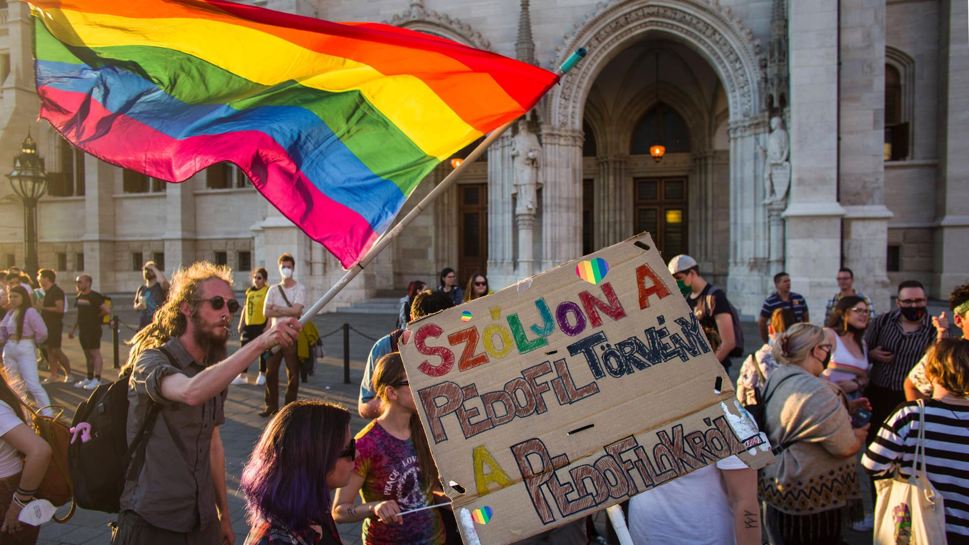 Proteste gegen das neue Gesetz in Budapest Mitte Juni: Auch das Zeigen der Regenbogenflagge könnte nun in Ungarn potenziell strafbar sein, befürchten Experten.