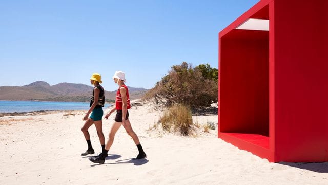 Short für Männer; Models präsentieren im Rahmen der Mailänder Modewoche "short short" in einer Kreation von Prada der Kollektion Frühjahr/Sommer 2022 am Strand.
