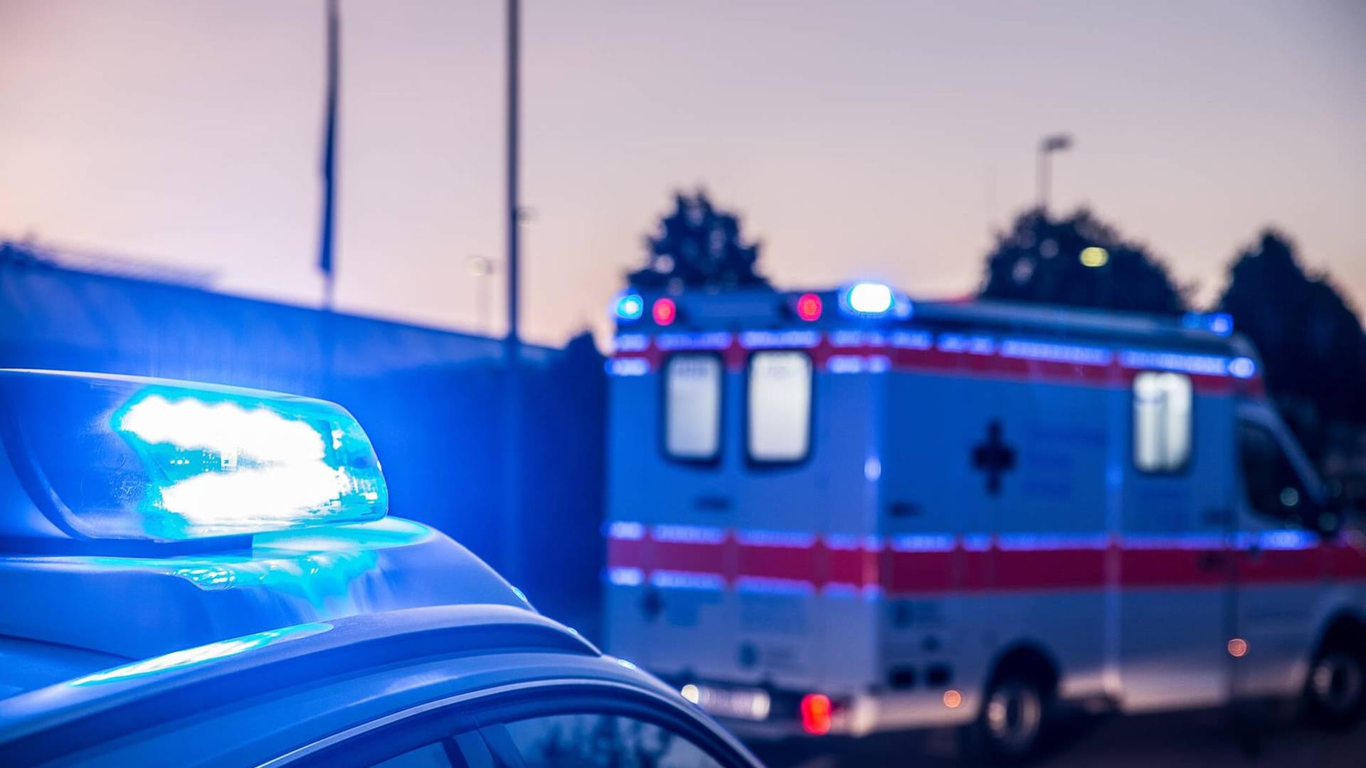 Polizeiblaulicht leuchtet vor einem Rettungswagen (Symbolbild): In der Hauptstadt verunfallen Radfahrer besonders häufig.