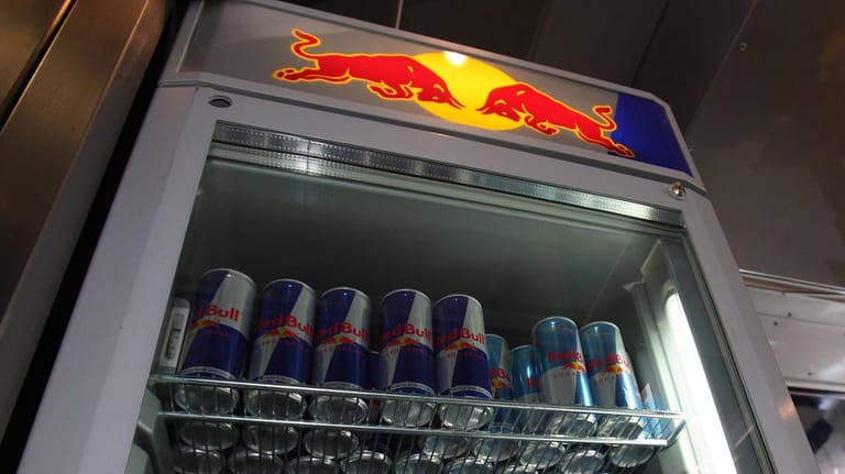 Ein Kühlschrank der Marke "Redbull": Drei solcher Schränke wurden aus dem Stadtstrand gestohlen.