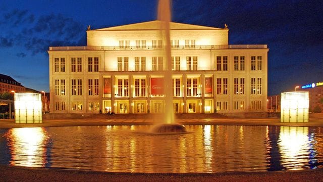 Blick auf das Leipziger Opernhaus (Archivbild): Nochmal soll Corona den Opern-Winter hier nicht vermiesen. Blick auf das Leipziger Opernhaus (Archivbild): Nochmal soll Corona den Opern-Winter hier nicht vermiesen.