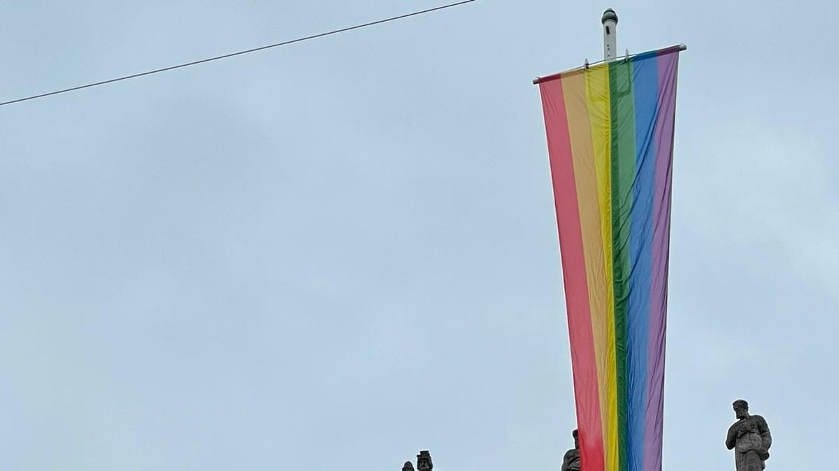 Vor dem Wuppertaler Rathaus weht eine Regenbogenfahne: Sie gilt als Zeichen für Toleranz und Vielfältigkeit. Vor dem Wuppertaler Rathaus weht eine Regenbogenfahne: Sie gilt als Zeichen für Toleranz und Vielfältigkeit.