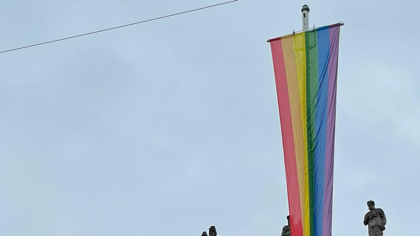 Vor dem Wuppertaler Rathaus weht eine Regenbogenfahne: Sie gilt als Zeichen für Toleranz und Vielfältigkeit.