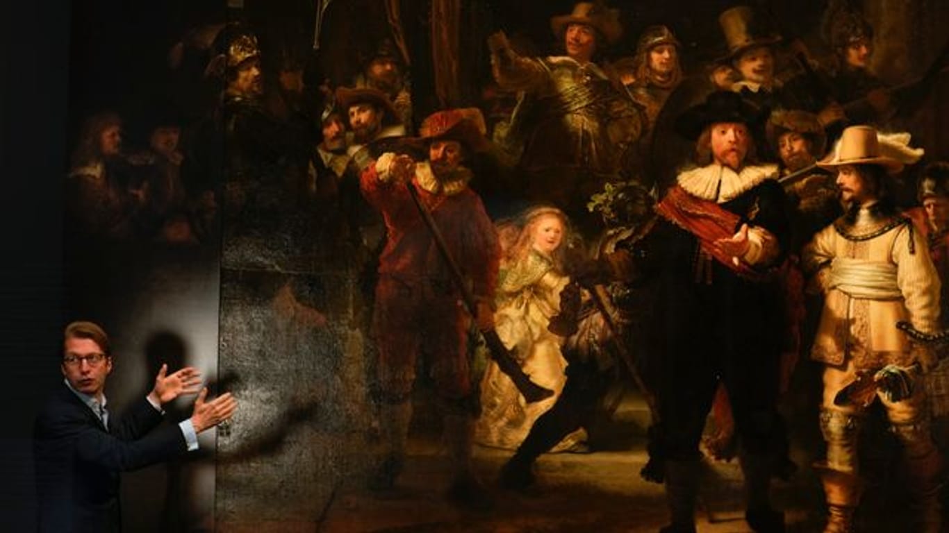 Taco Dibbits, Direktor des Rijksmuseums, spricht neben dem Gemälde "Die Nachtwache" von Rembrandt.
