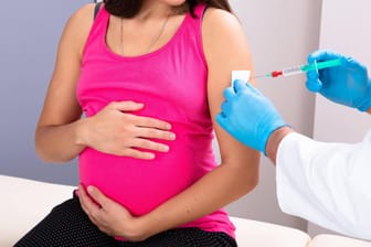 Impfung: Die gesundheitlichen Auswirkungen einer Corona-Impfung bei Schwangeren und stillenden Müttern ist noch nicht ausreichend erforscht.