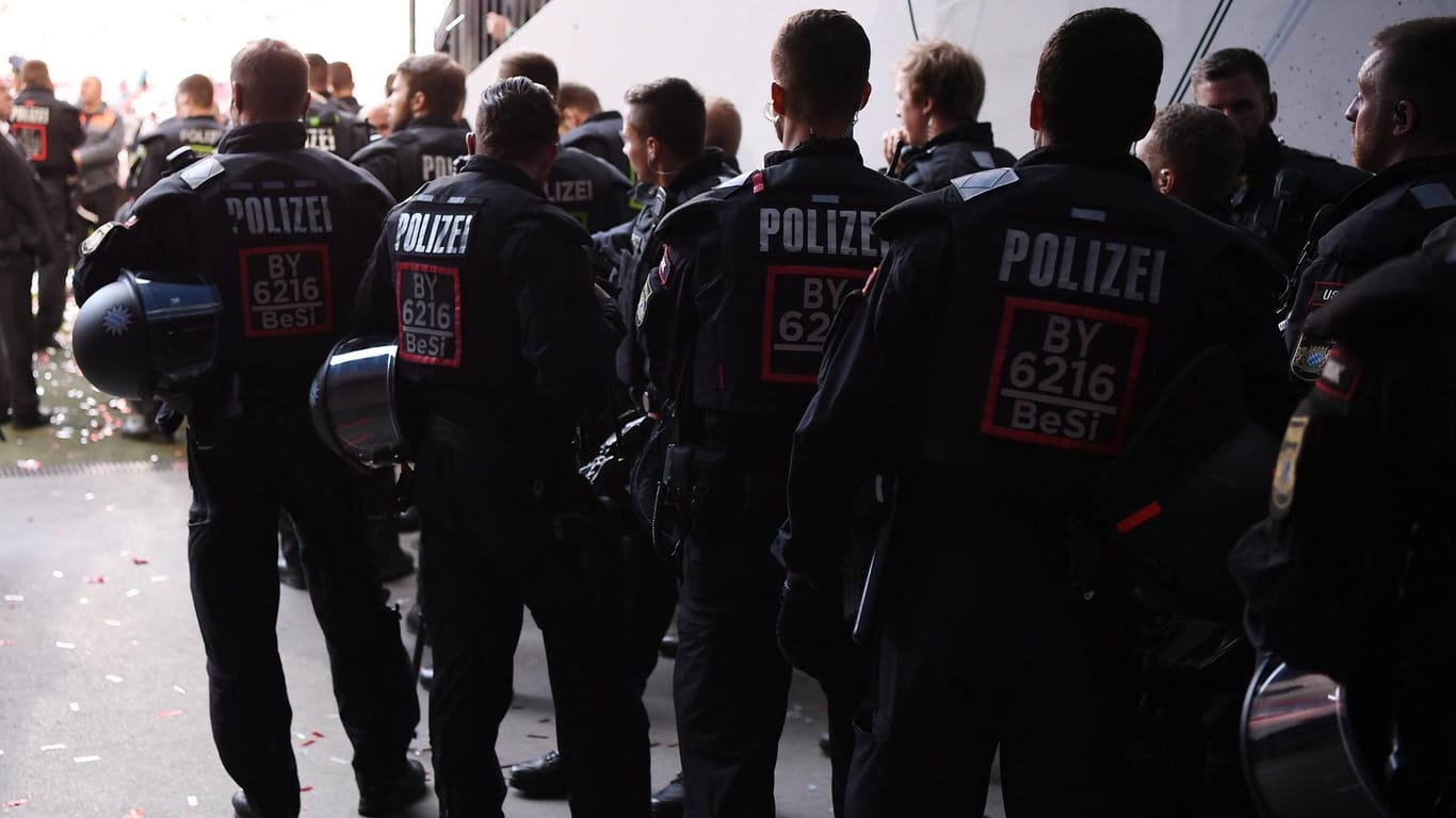 Polizeibeamte stehen in der Allianz Arena in München (Archivbild): 1.500 bayerische Beamte werden zum Ungarnspiel im Einsatz sein.