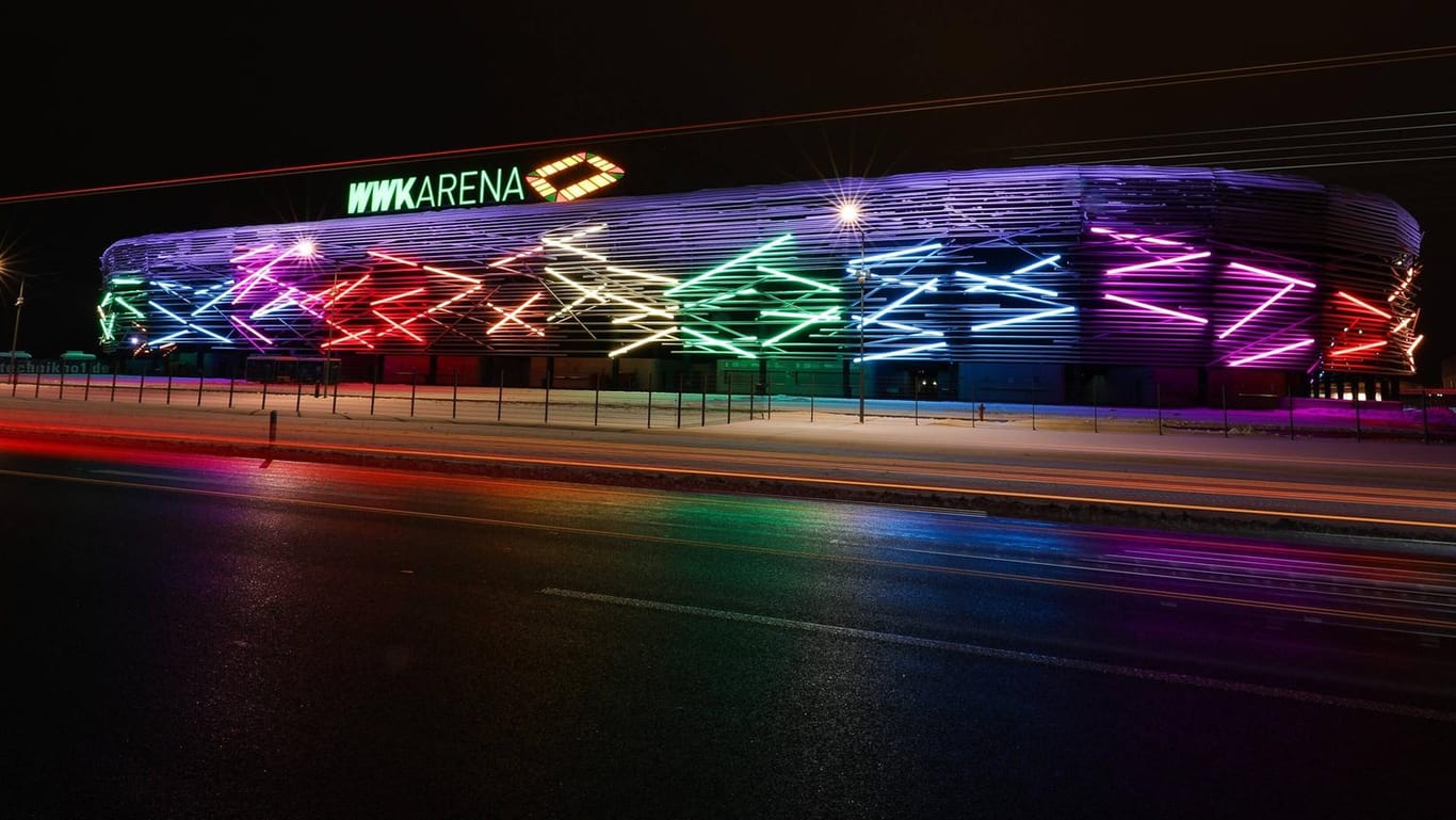 Die Augsburger WWK-Arena Ende Januar 2021 in den Regenbogenfarben. Nun soll das Stadion erneut so erstrahlen.