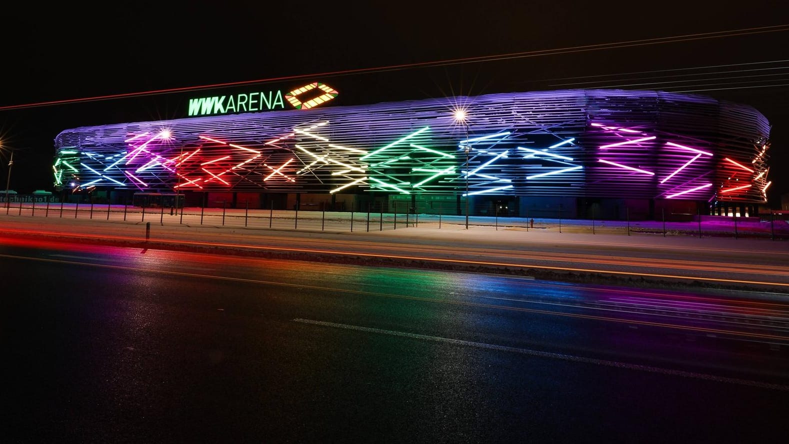 Die Augsburger WWK-Arena Ende Januar 2021 in den Regenbogenfarben. Nun soll das Stadion erneut so erstrahlen.