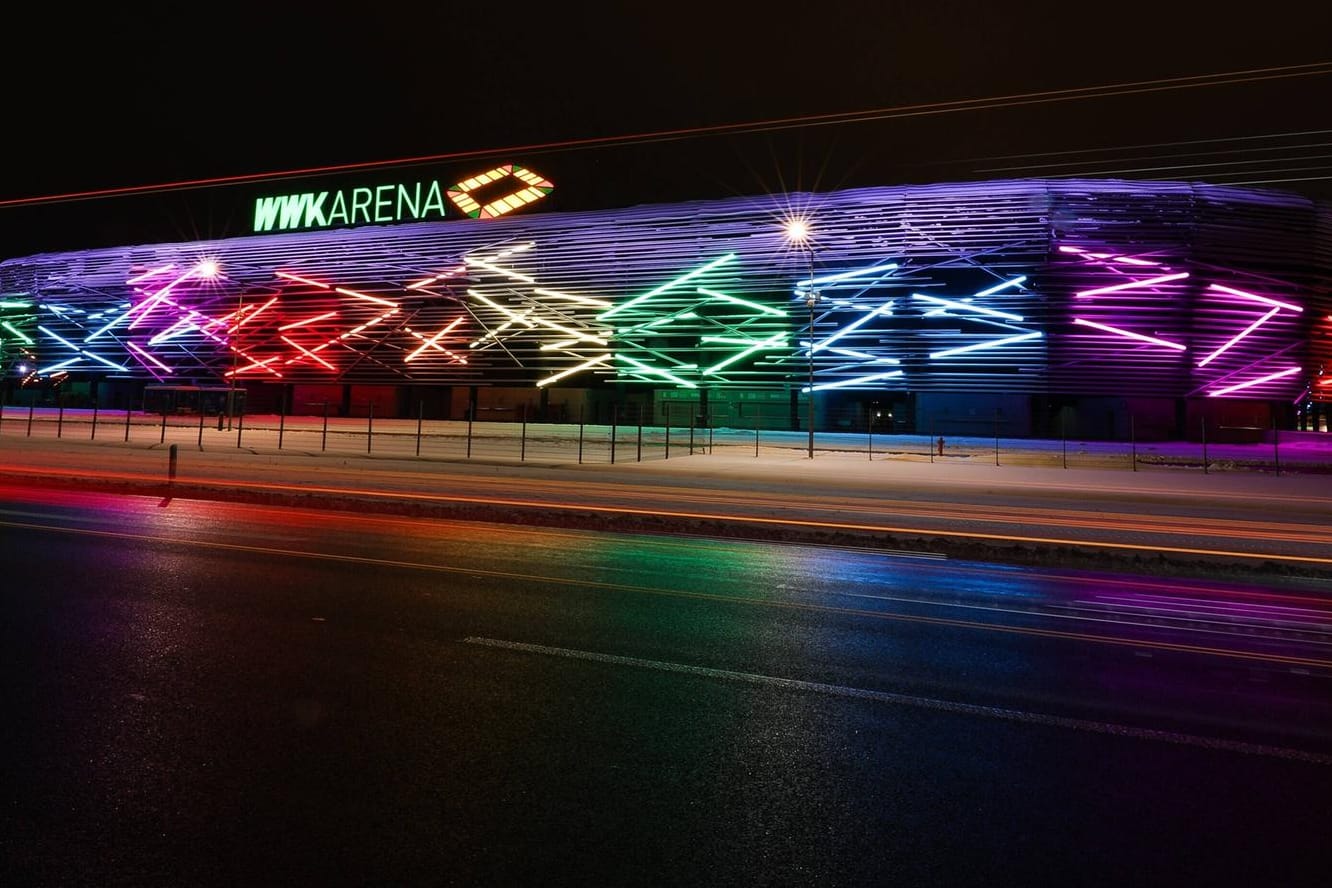 Die Augsburger WWK-Arena Ende Januar 2021 in den Regenbogenfarben. Nun soll das Stadion erneut so erstrahlen.