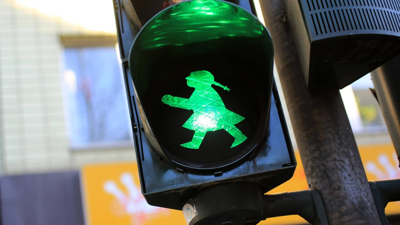 Eine Fußgängerampel zeigt grünes Licht (Archivbild): In Köln-Ehrenfeld und anderen Städten gibt es die weiblichen Symbole schon länger.