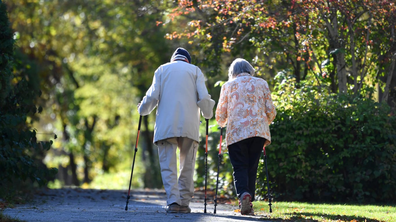 Zwei Rentner beim Spaziergang (Symbolbild): Das Rentenalter müsse unbedingt steigen, um den Bundeshaushalt zu entlasten, meint das ifo-Institut.