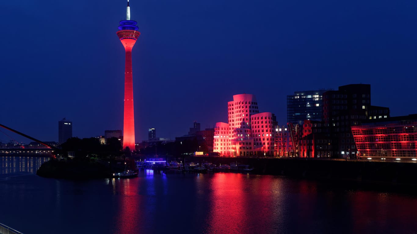 Auch der Rheinturm und Gebäude im Medienhafen wurden in Rot getaucht: Unter dem Hashtag #allelichtmachen sind Theater, Clubs, Denkmäler und Wahrzeichen am Abend in Düsseldorf in rotem Licht erstrahlt.