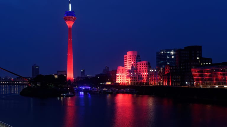 Auch der Rheinturm und Gebäude im Medienhafen wurden in Rot getaucht: Unter dem Hashtag #allelichtmachen sind Theater, Clubs, Denkmäler und Wahrzeichen am Abend in Düsseldorf in rotem Licht erstrahlt.