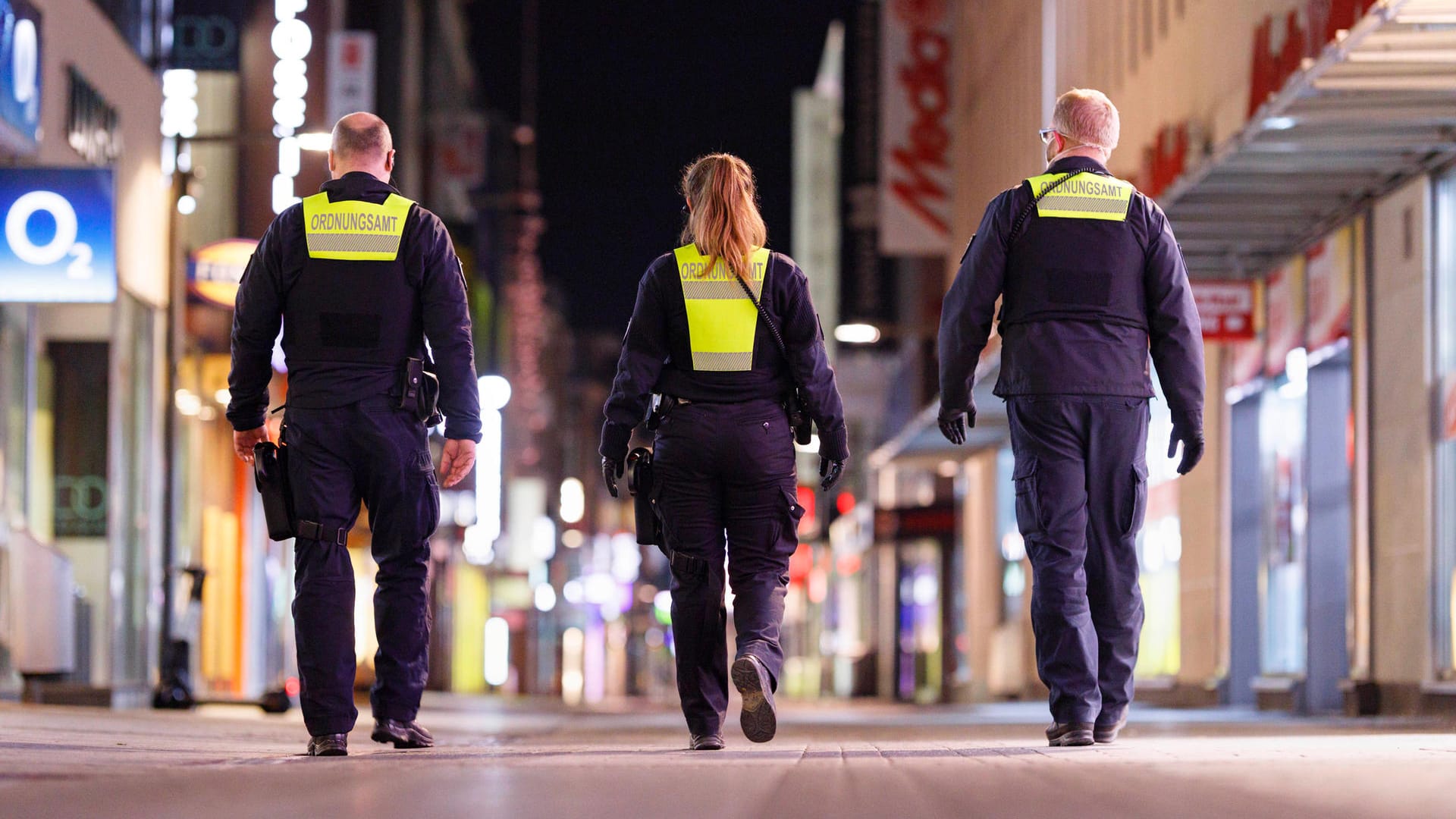 Drei Mitarbeiter des Ordnungsamts lauffen durch die Kölner Innenstadt (Archivbild): In einem Pilotprojekt soll er Einsatz von Bodycams getestet werden. Drei Mitarbeiter des Ordnungsamts lauffen durch die Kölner Innenstadt (Archivbild): In einem Pilotprojekt soll er Einsatz von Bodycams getestet werden.