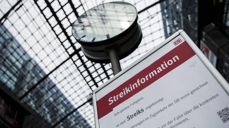 Ein Schild mit der Aufschrift Streikinformation steht im Berliner Hauptbahnhof (Symbolbild): Die Lokführergewerkschaft GDL hat einen Arbeitskampf angekündigt.
