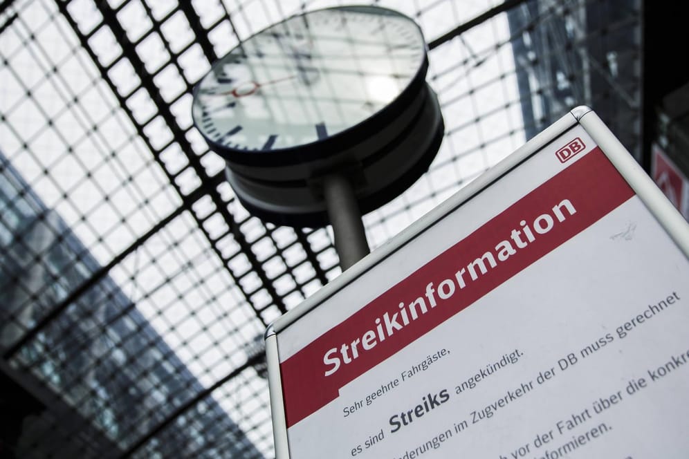 Ein Schild mit der Aufschrift Streikinformation steht im Berliner Hauptbahnhof (Symbolbild): Die Lokführergewerkschaft GDL hat einen Arbeitskampf angekündigt.