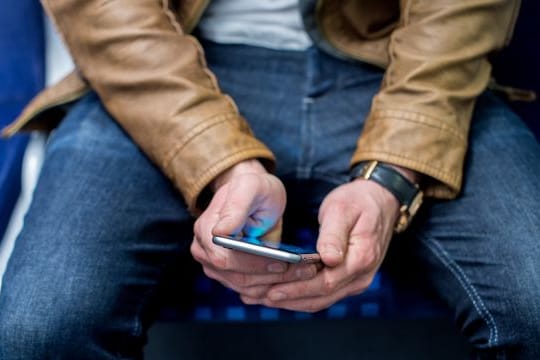 Die Telekom will ihr Mobilfunknetz an den Schienenstrecken der Deutschen Bahn schnellstmöglich ausbauen.