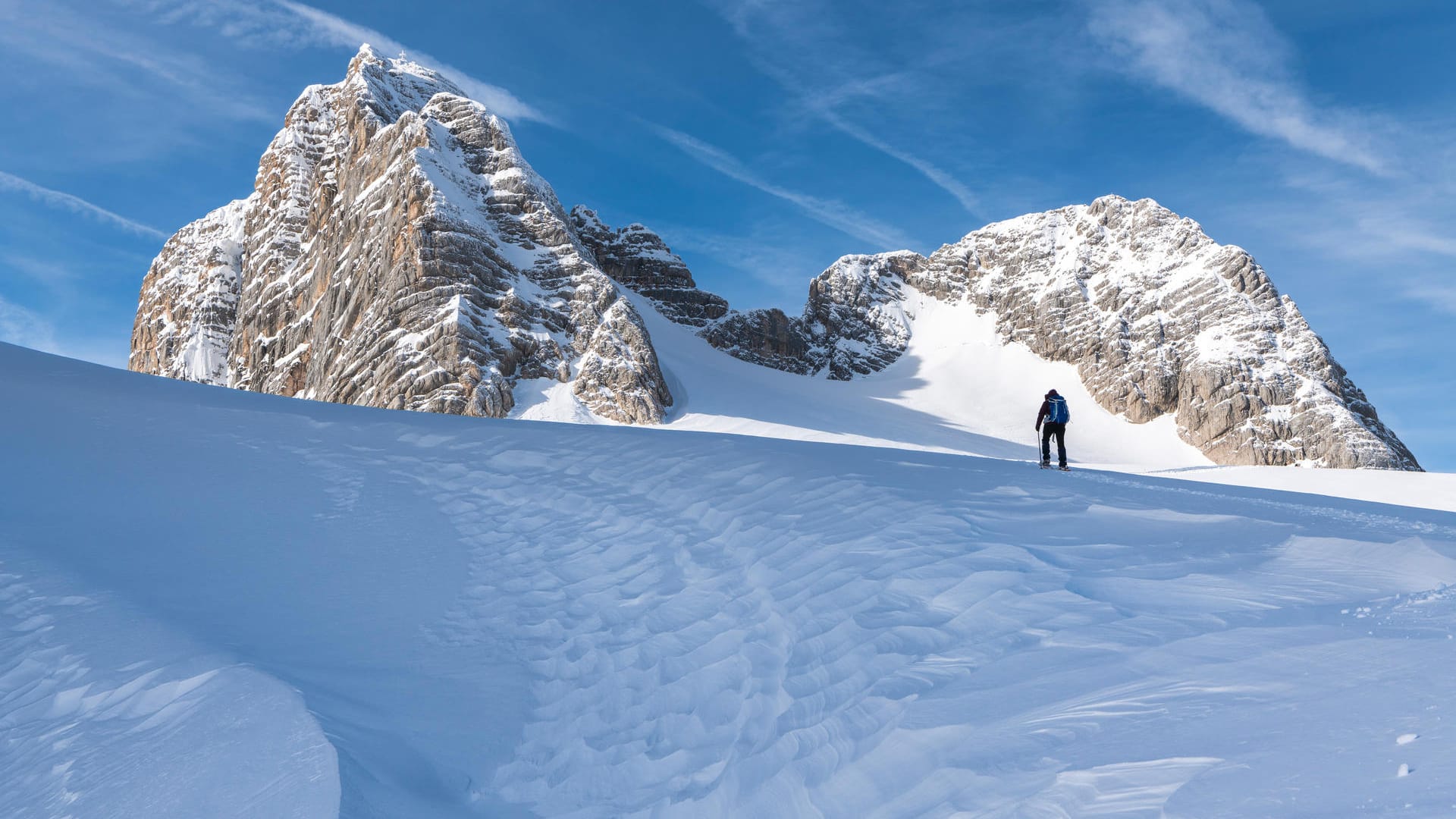 Person am Dachsteinmassiv (Symbolbild): Eine Frau ist in Österreich beim Wandern gestorben.