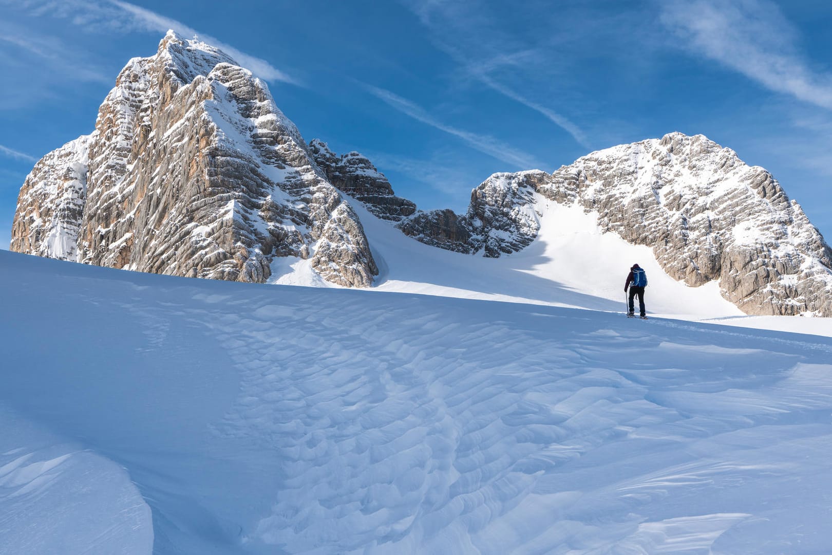 Person am Dachsteinmassiv (Symbolbild): Eine Frau ist in Österreich beim Wandern gestorben.