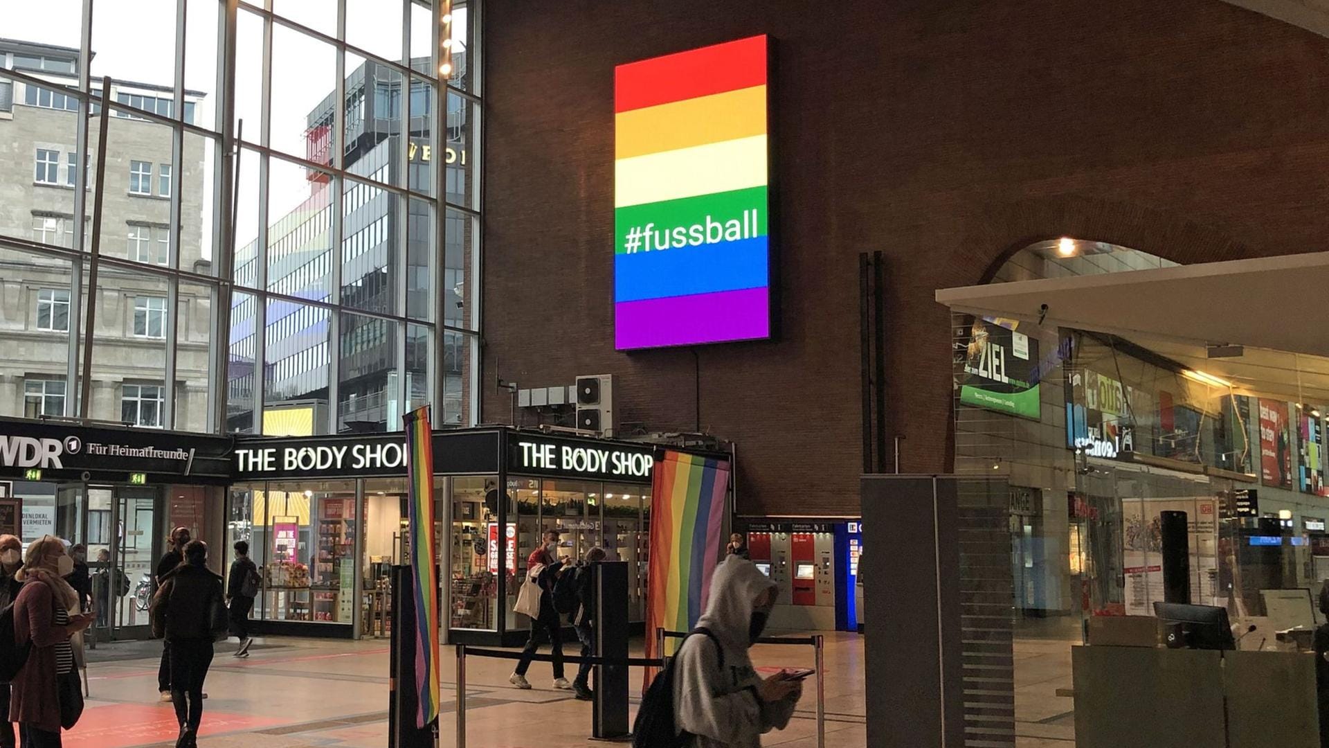 Ströer-Screen am Hauptbahnhof Köln: Auch der Konzern, dem t-online angehört, zeigt Flagge.