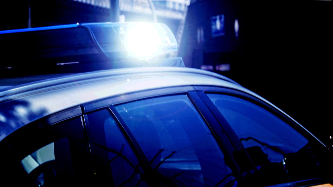 Auf einem Einsatzfahrzeug der Polizei leuchtet ein Blaulicht (Symbolbild): Die Polizei brachte Jugendliche auf die Wache.
