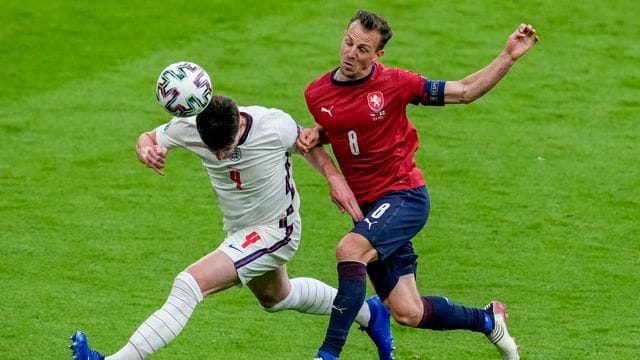 Englands Declan Rice (l) und Tschechiens Vladimir Darida im Kopfballduell.