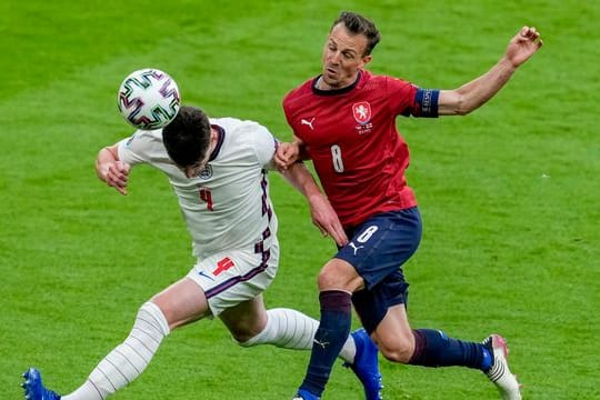 Englands Declan Rice (l) und Tschechiens Vladimir Darida im Kopfballduell.