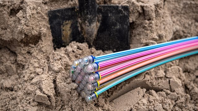 Glasfaserkabel liegen auf einer Baustelle (Archivbild): Bis Ende 2027 plant die Telekom Deutschland eine Million Glasfaser-Anschlüsse in Berlin.