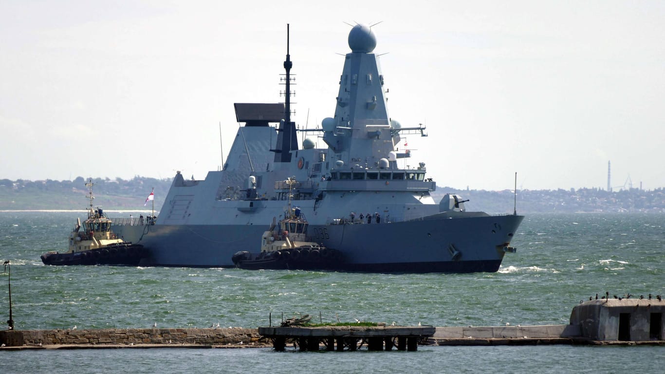 HMS Defender: Auf den britischen Zerstörer sind Warnschüsse abgefeuert worden.
