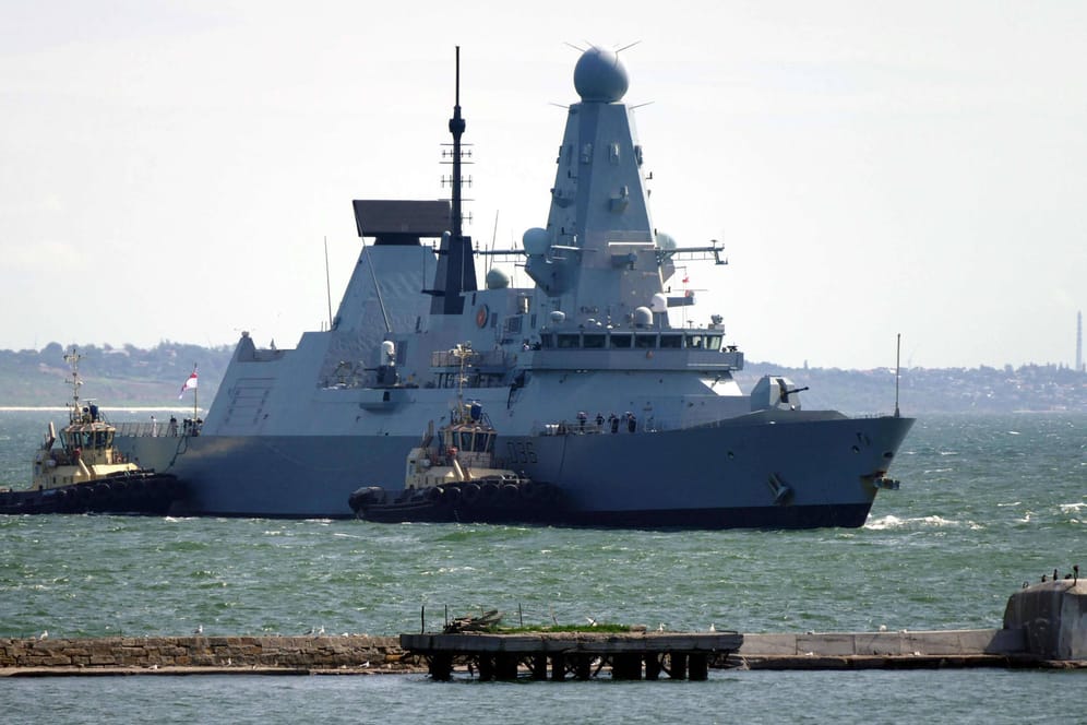 HMS Defender: Auf den britischen Zerstörer sind Warnschüsse abgefeuert worden.