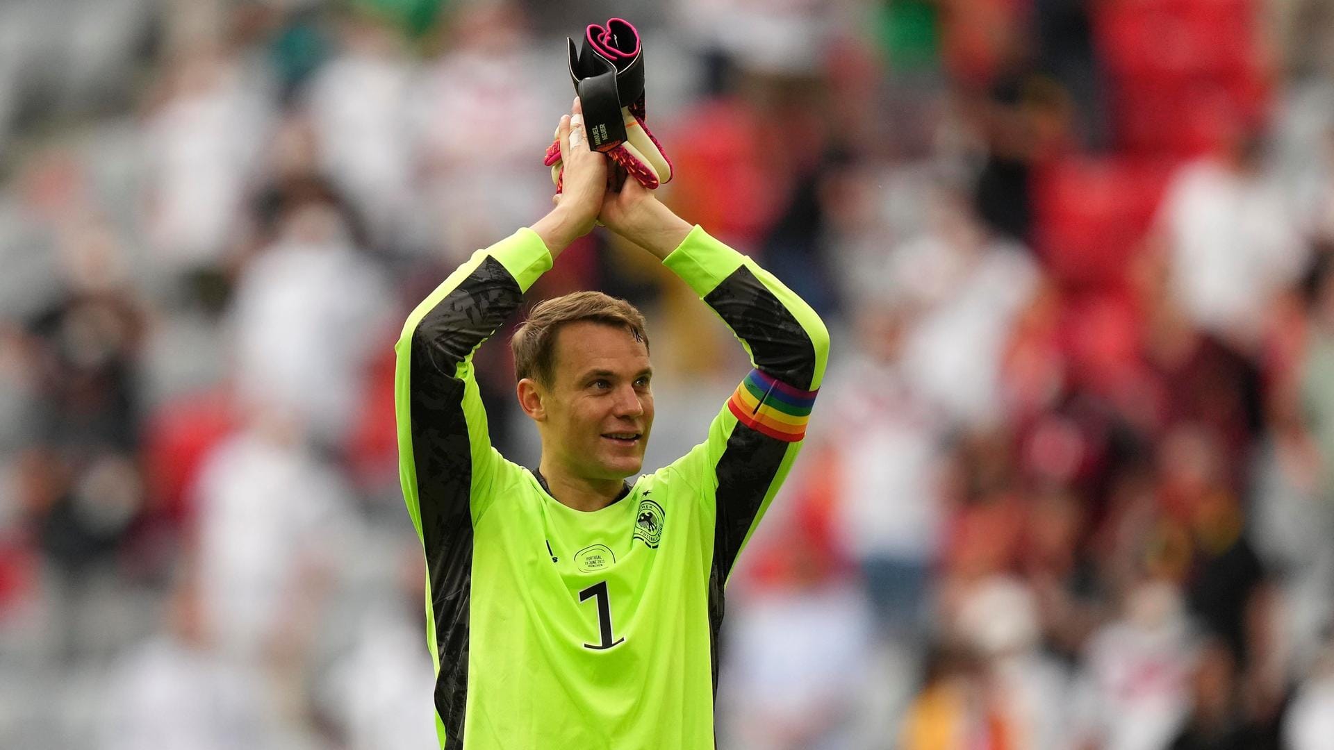 Manuel Neuer: Der deutsche Nationaltorhüter trägt die Regenbogenfarben am Arm.