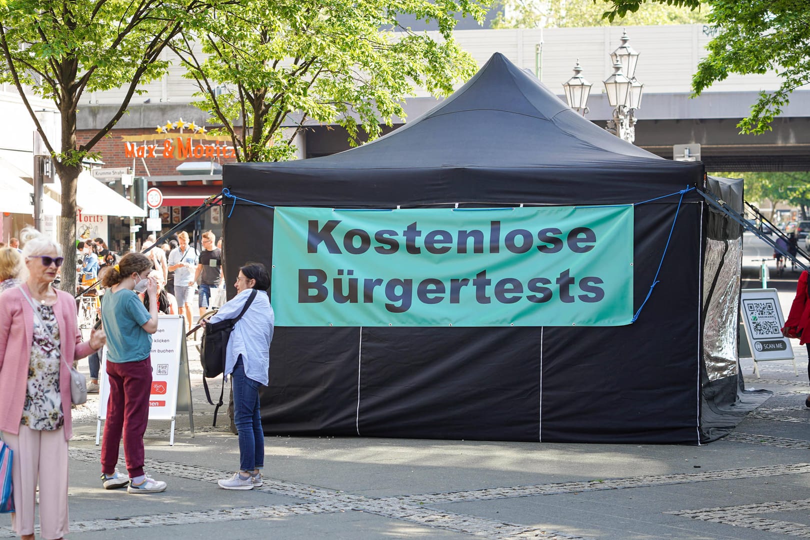 Teststelle in der Wilmersdorfer Straße in Berlin: An vielen Orten poppten plötzlich Teststellen auf, meist betrieben von privaten Anbietern.