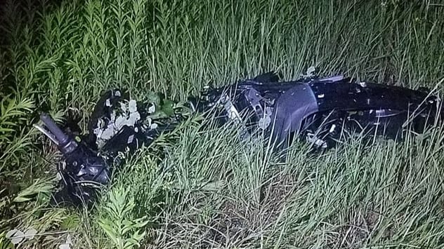 Die Überreste des E-Rollers im Gras neben den Gleisen: Auch die S-Bahn wurde durch den Aufprall beschädigt.