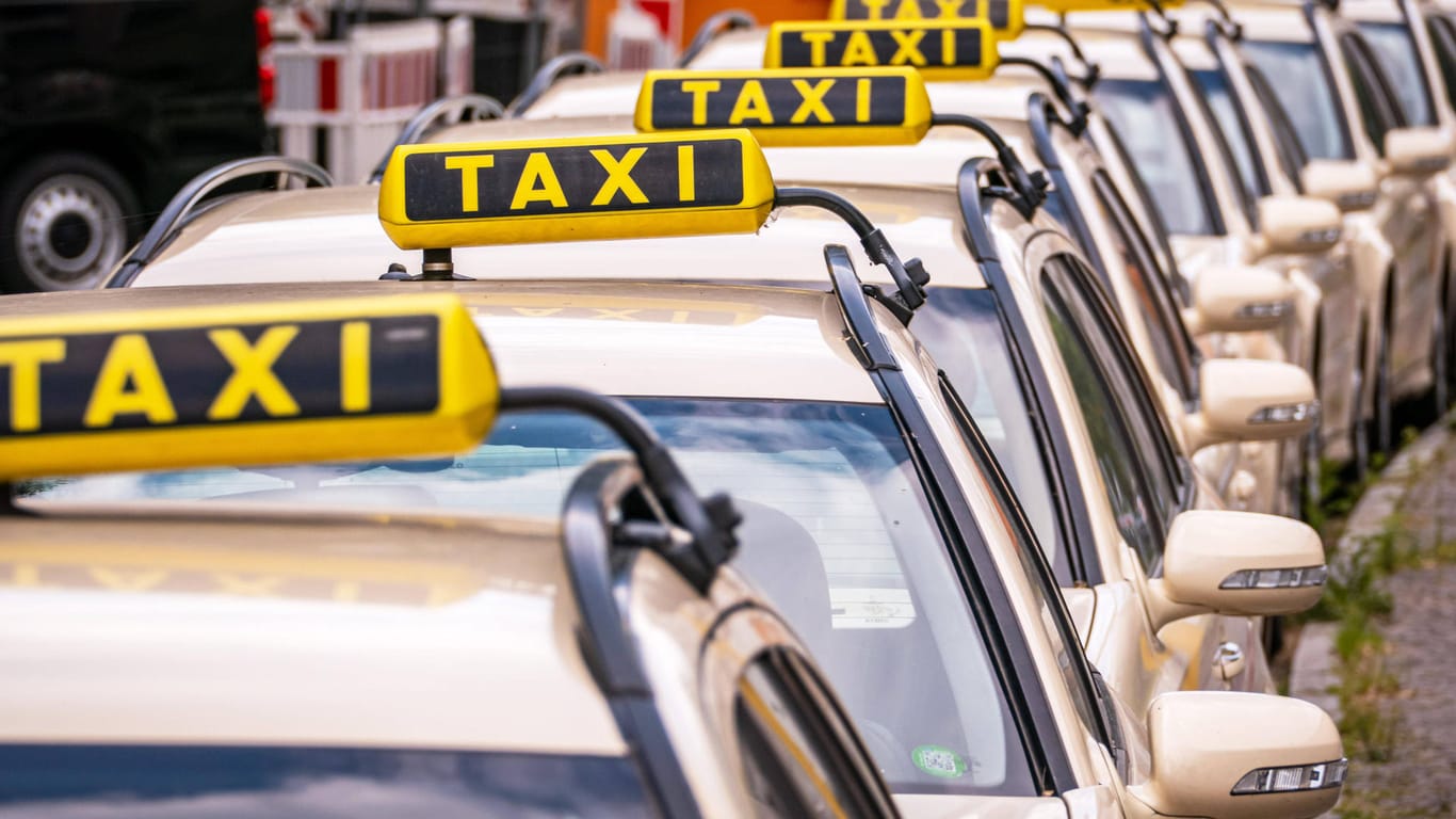 Taxis stehen in einer Reihe (Symbolbild): Auch diese Branche soll sich an der Berliner Verkehrswende beteiligen.