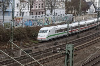 Ein ICE fährt durch das Dortmunder Stadtgebiet: Kurz vor der Einfahrt in den Hauptbahnhof der NRW-Metropole ist ein Zug der Bahn angegriffen worden.