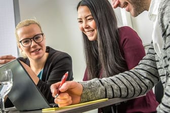 Es kommt nicht nur auf Fachwissen an: In einem Großteil der Stellenausschreibungen verlangen Arbeitgeber auch Teamgeist.