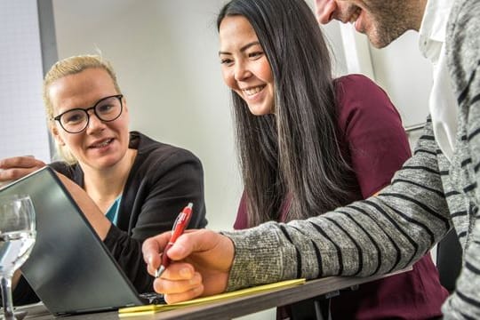 Es kommt nicht nur auf Fachwissen an: In einem Großteil der Stellenausschreibungen verlangen Arbeitgeber auch Teamgeist.