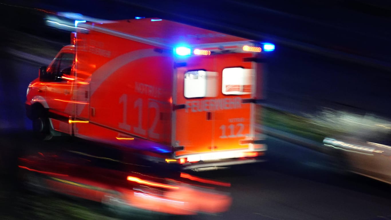 Rettungswagen der Berliner Feuerwehr: In Kreuzberg hat es einen Unfall mit Fahrerflucht gegeben.