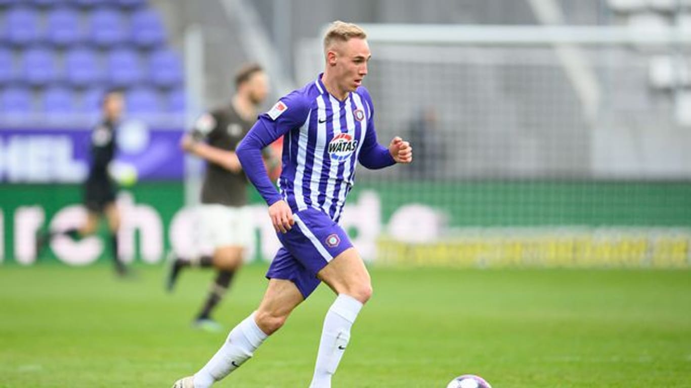 Florian Krüger spielt den Ball (Archivbild): Er wechselt zur kommenden Saison nach Ostwestfalen.