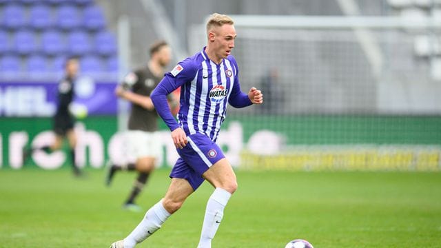 Florian Krüger spielt den Ball (Archivbild): Er wechselt zur kommenden Saison nach Ostwestfalen. Florian Krüger spielt den Ball (Archivbild): Er wechselt zur kommenden Saison nach Ostwestfalen.
