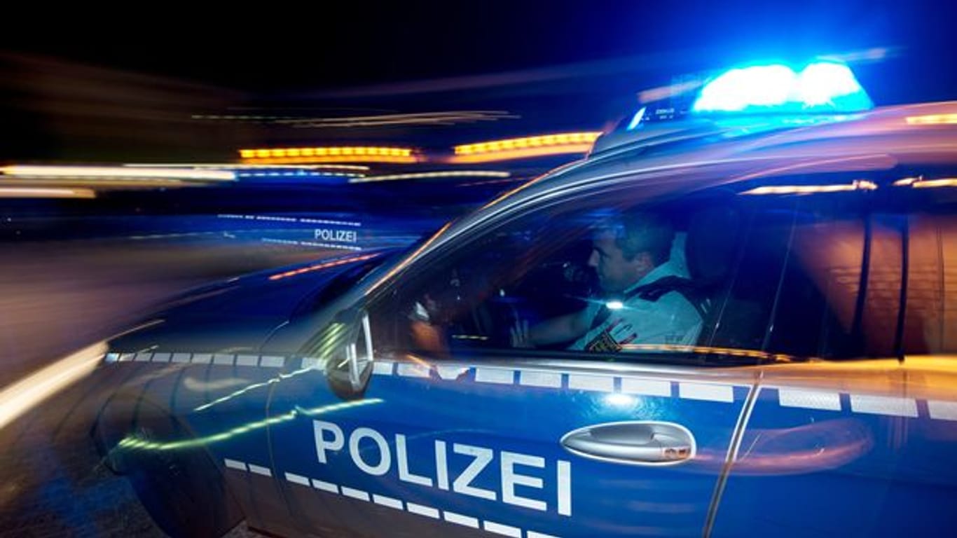 Eine Polizeistreife fährt zu einem Einsatz: Bei einer rasanten Autofahrt quer durch Berlin-Tiergarten hat ein 60-Jähriger durch riskante Fahrmanöver sich und andere Menschen in Gefahr gebracht.