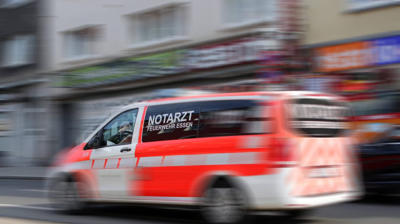 Ein Rettungsdienst während der Fahrt (Symbolbild): In Essen ist ein Mann bei einem Verkehrsunfall verstorben.