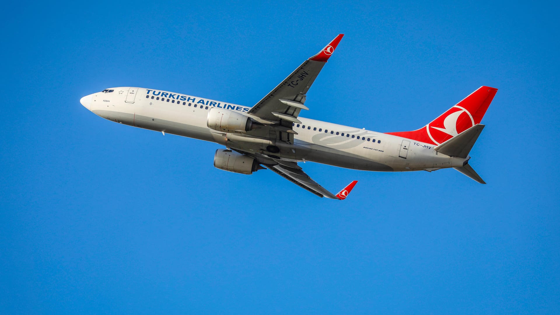 Ein Flugzeug in der Luft (Symbolbild): Die Studentin konnte nach Marokko fliegen.