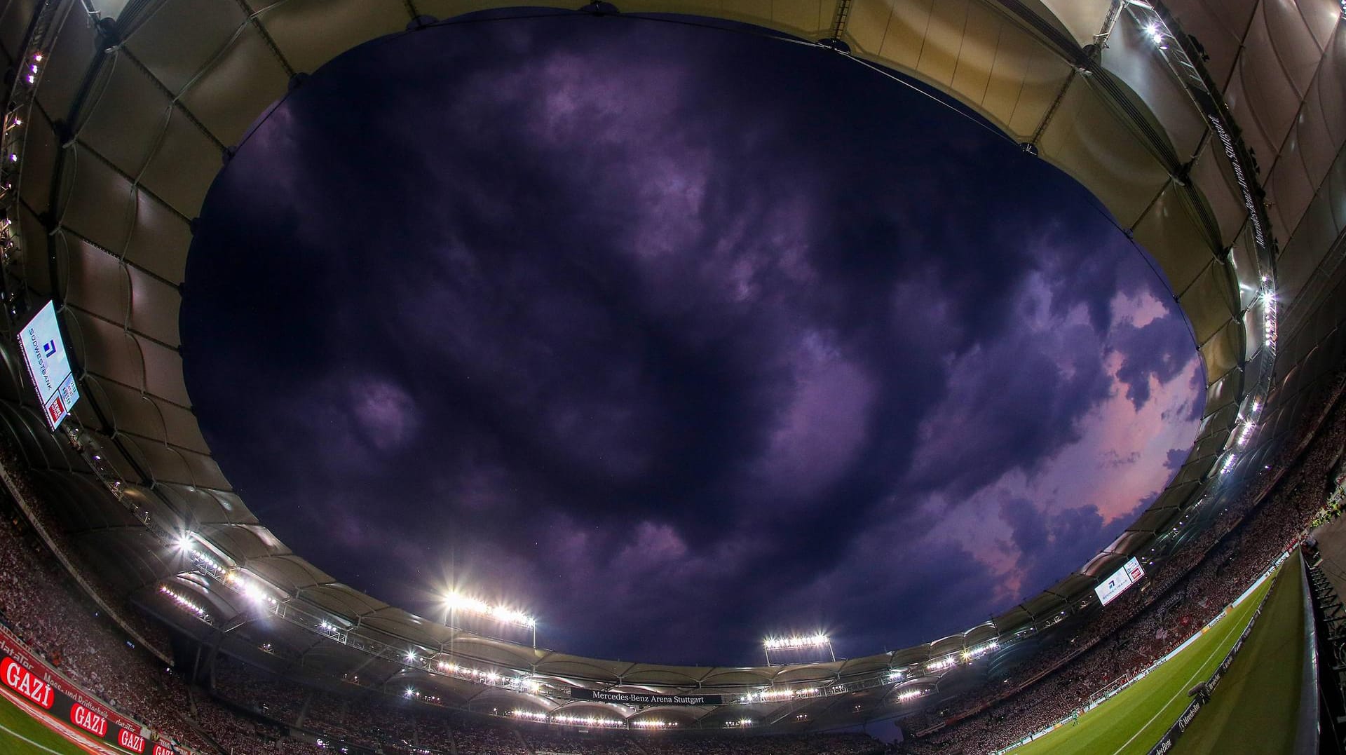 Gewitter über der Mercedes-Benz Arena in Stuttgart (Archivbild): Während des EM-Spiels Deutschland gegen Ungarn droht ein Unwetter. Gewitter über der Mercedes-Benz Arena in Stuttgart (Archivbild): Während des EM-Spiels Deutschland gegen Ungarn droht ein Unwetter.